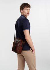 Коричнева шкіряна чоловіча сумка TORMS-0104-1H(W26), вигляд виробу збоку на силуеті моделі, на світлому фоні.