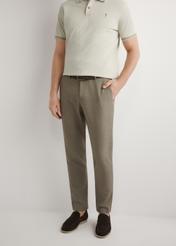 Чоловічі темно-коричневі костюмні штани SPOMT-0098-1I(W26), вигляд виробу спереду на моделі. Видно половину силуету.