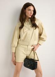 Чорна жіноча сумка з лакованої шкіри TORES-1297-99(W26), вигляд виробу в руці моделі. Видно половину силуету.