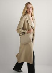 Бежева шкіряна жіноча сумка через плече TORES-0983E-1B(W26), вигляд виробу на плечі моделі. Видно повністю.