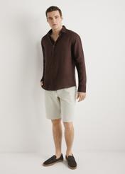 Бежеві чоловічі шорти SZOMT-0029-1A(W26), вигляд виробу спереду на моделі. Видно все тіло.