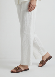 Жіночі шльопанці з верблюжої шкіри BUTYD-1273-1D(W26), вигляд виробу збоку на ногах моделі. Видно половину силуету.