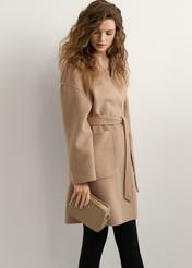 Бежева маленька жіноча сумочка TOREC-1126-1D(W26), вигляд виробу в руці моделі. Видно половину силуету.