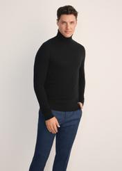 Чорний чоловічий светр з високим коміром SWEMT-0185-99(Z25), вигляд виробу спереду на моделі. Видно половину силуету.
