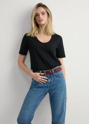 Жіноча чорна бавовняна футболка TSHDT-0151-99(W26), вигляд виробу спереду на моделі. Видно половину силуету.
