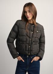 Чорна жіноча коротка куртка KURDT-0621-99(W26), вигляд виробу спереду на моделі. Видно половину силуету.