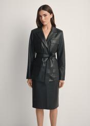 Жіноча чорна шкіряна куртка з ременем KURDS-0545-99(W26), вигляд виробу спереду на моделі. Видно половину силуету.