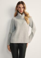 Жіночий сірий светр з вовняної суміші SWEDT-0252-91(Z25), вигляд виробу спереду на моделі. Видно половину силуету.