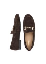 Жіночі коричневі замшеві мокасини BUTYD-1257-1I(W26), вигляд виробу зверху на білому тлі.