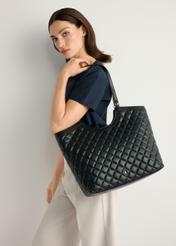 Велика стьобана жіноча сумка TOREC-1118-99(W26), вигляд виробу на плечі моделі, на світлому фоні.