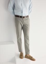 Чоловічі стильні бежеві мокасини BUTYM-0531-1K(W26), вигляд виробу спереду на ногах моделі.