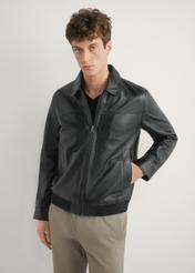 Чорна чоловіча шкіряна куртка KURMS-0407-99(W26), вигляд виробу спереду на моделі. Видно половину силуету.