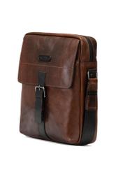 Коричнева шкіряна чоловіча сумка TORMS-0104-1H(W26), діагональний вигляд виробу на білому тлі.