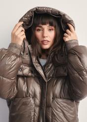 Жіноча коротка коричнева куртка KURDT-0608-82(Z25), вигляд виробу з капюшоном на моделі на світлому фоні.
