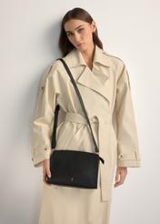 Чорна шкіряна жіноча сумка середнього розміру TORES-1279-9I(W26), вигляд виробу на плечі моделі. Видно половину силуету.