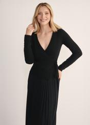 Чорний жіночий светр із зав'язкою SWEDT-0234-99(Z25), вигляд виробу спереду на моделі. Видно половину силуету.