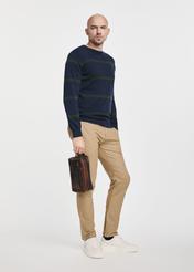 Чоловіча косметичка коричневого кольору з шкіри TORMS-0106-1H(W26), вигляд виробу в руці моделі, на світлому фоні.