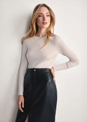 Світло-бежевий жіночий лонгслів LSLDT-0028-80(Z 25), вигляд виробу спереду на моделі. Видно половину силуету.