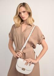 Кремова напівкругла жіноча сумка-месенджер TOREC-1127-0B(W26), вигляд виробу на плечі моделі. Видно половину силуету.