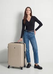 Велика валіза на колесах WALAB-0053-0X-29(W26), діагональний вигляд виробу поруч із силуетом моделі.