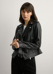 Жіноча чорна шкіряна куртка KURDS-0601-99(W26), вигляд виробу спереду на моделі. Видно половину силуету.