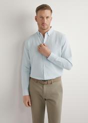 Чоловіча синя бавовняна смугаста сорочка KOSMT-0354-7B(W26), вигляд виробу спереду на моделі. Видно половину силуету.