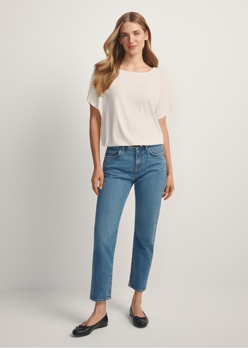 Жіночі темно-сині джинси JEADT-0011-7C(W26), вигляд виробу спереду на моделі. Видно все тіло.