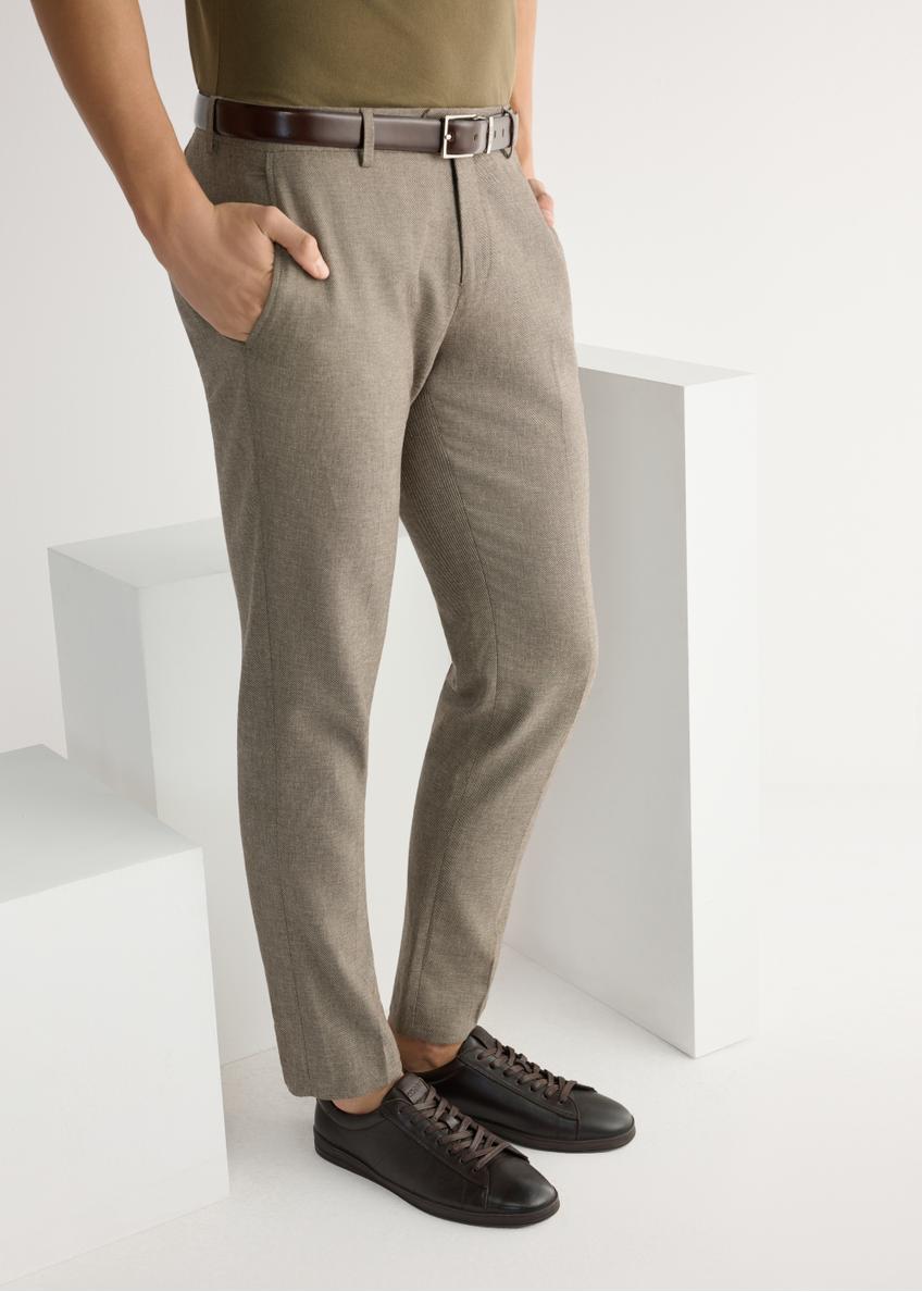 Коричневі чоловічі шкіряні туфлі BUTYM-0490-1I(W26), вигляд виробу збоку на ногах моделі.