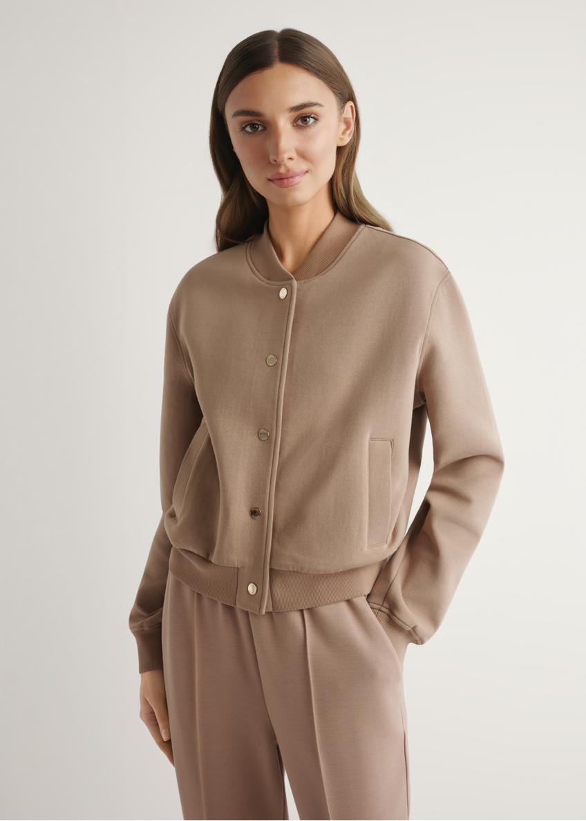 Жіноча толстовка верблюжого кольору BLZDT-0121-1D(W26), вигляд виробу спереду на моделі. Видно половину силуету.