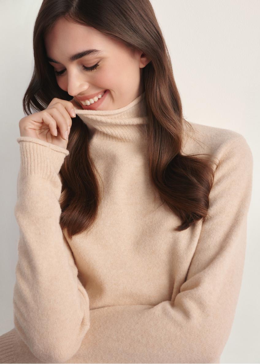 Бежевий жіночий светр з високим коміром SWEDT-0241-80(Z25), крупний план виробу на моделі.