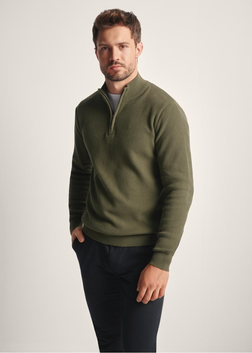 Чоловічий светр кольору хакі на блискавці SWEMT-0167-55(Z25), вигляд виробу спереду на моделі. Видно половину силуету.
