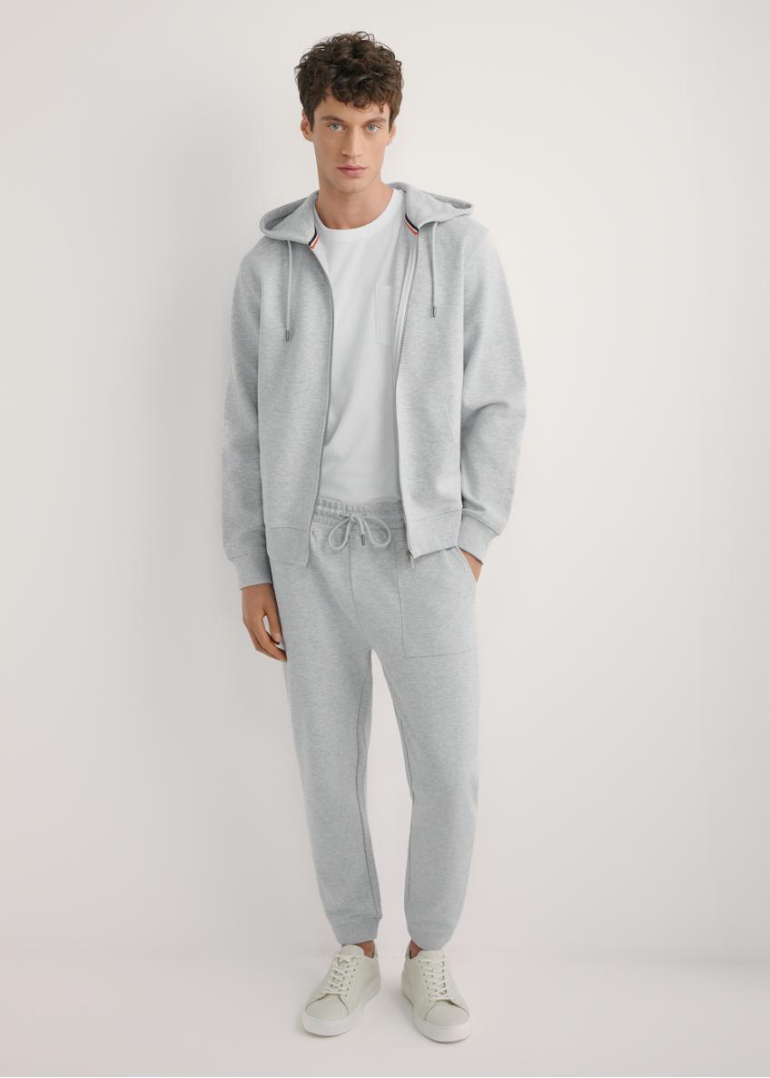 Чоловічі сірі спортивні штани SPOMT-0116-9A(W26), вигляд виробу спереду на моделі. Видно все тіло.