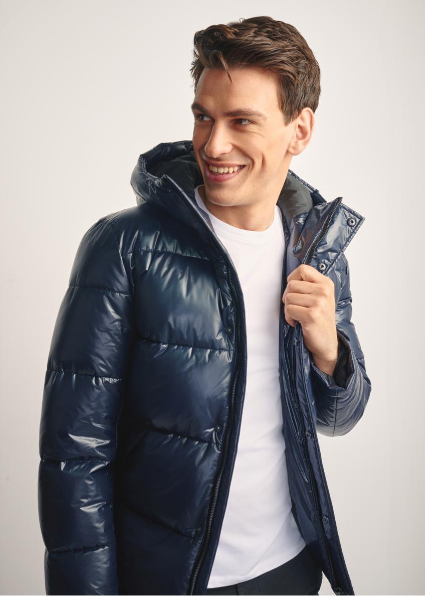 Чоловіча темно-синя стьобана куртка з капюшоном KURMT-0340-69(Z25), вигляд виробу на моделі в розстебнутому вигляді. Видно половину силуету.