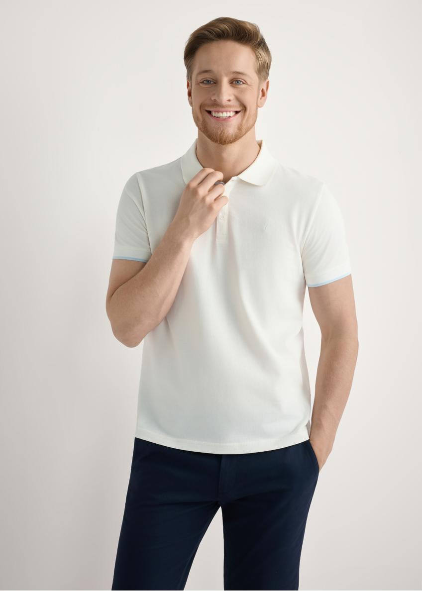 Кремова бавовняна футболка-поло POLMT-0045B-0B(W26), вигляд виробу спереду на моделі. Видно половину силуету.