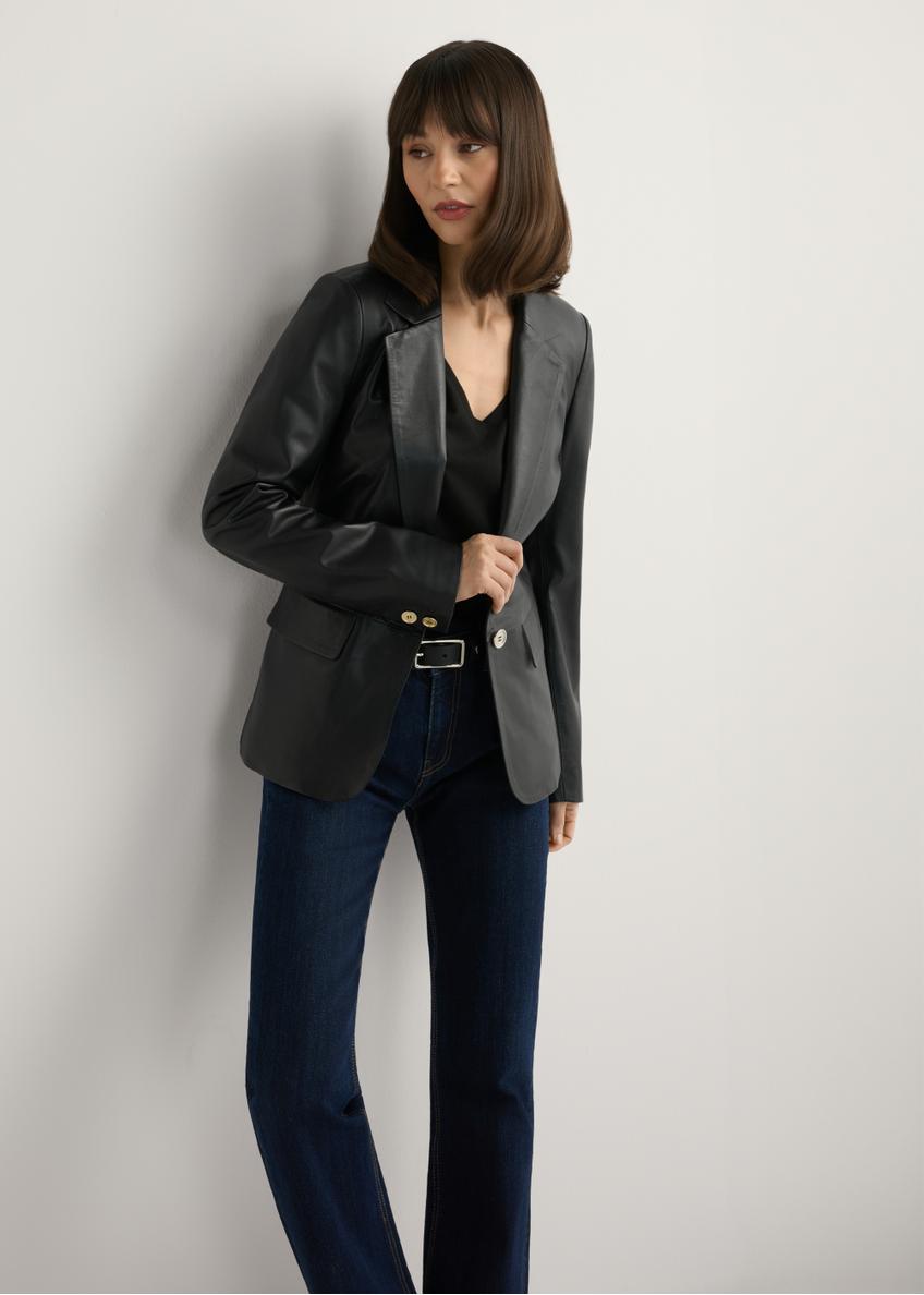Жіноча чорна шкіряна куртка KURDS-0445-99(W26), вигляд виробу спереду на моделі. Видно половину силуету.