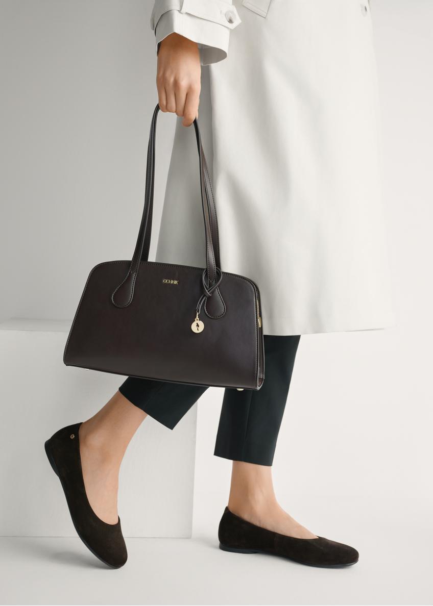 Жіночі замшеві балетки коричневого кольору BUTYD-1247-1I(W26), вигляд виробу збоку на ногах моделі.