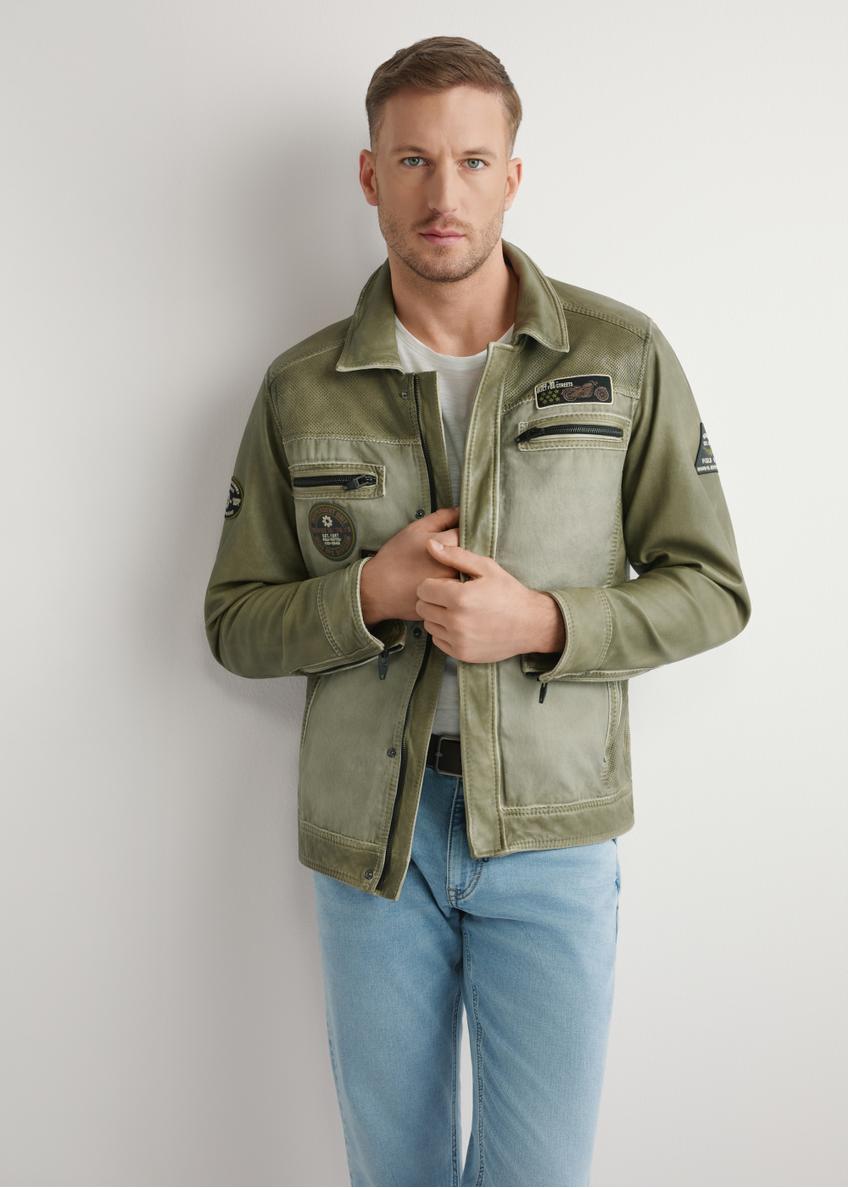 Чоловіча перехідна куртка кольору хакі KURMS-0405-8F(W26), вигляд силуету моделі спереду. Видно половину силуету.