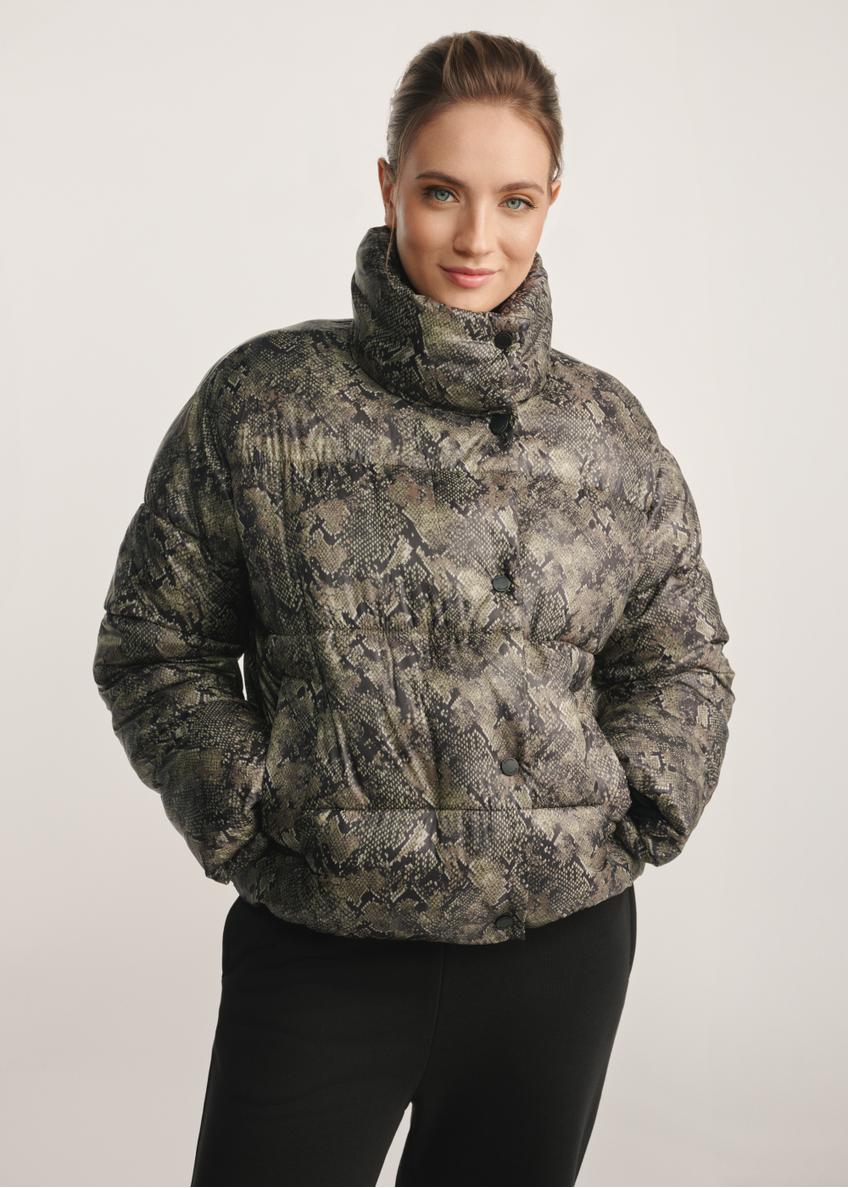 Жіноча куртка зі зміїної шкіри KURDT-0598-54(Z25), вигляд виробу спереду на моделі. Видно половину силуету.