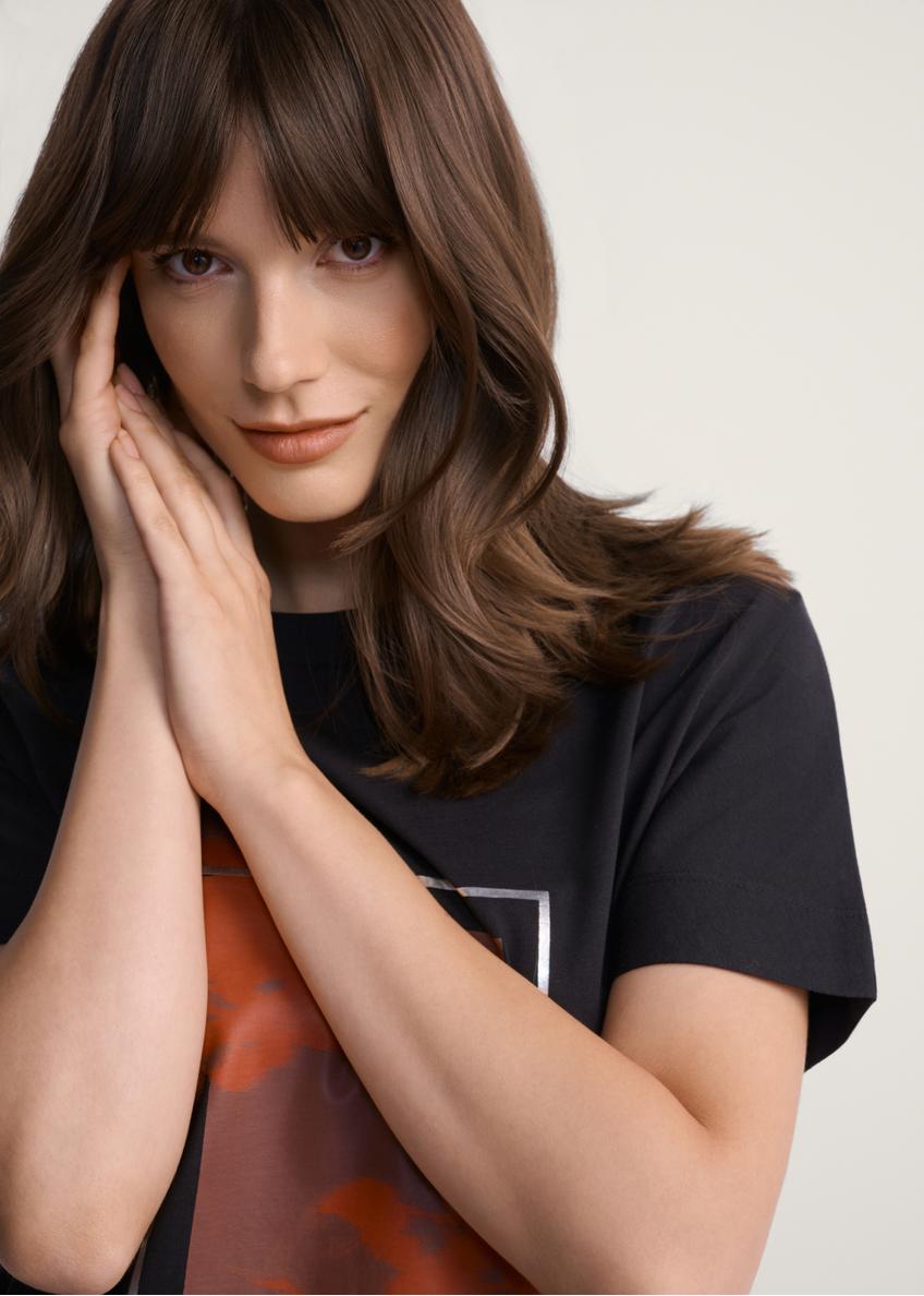 Чорна жіноча футболка з принтом TSHDT-0146-99(Z25), крупний план виробу на моделі.