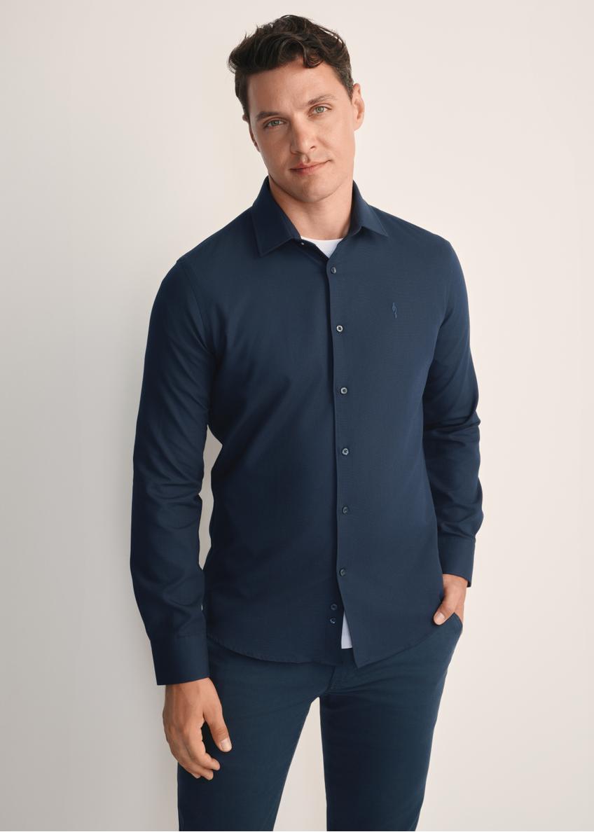 Темно-синя чоловіча сорочка KOSMT-0334-68(Z25), вигляд виробу спереду на моделі. Видно половину силуету.