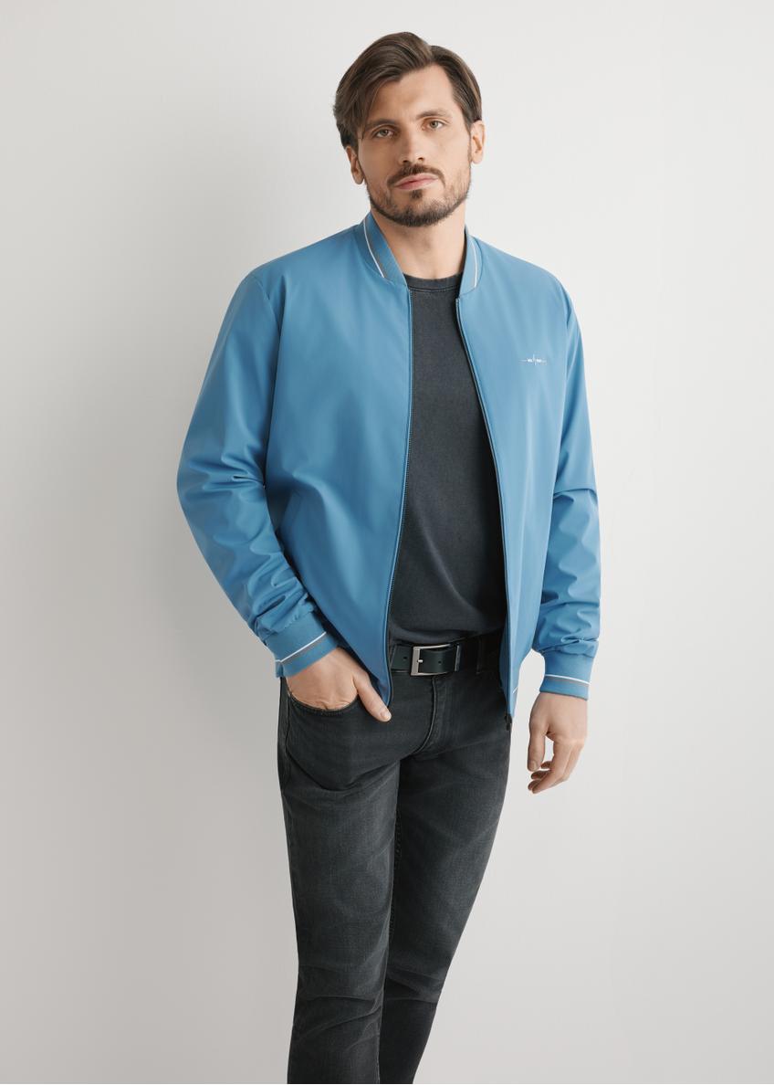 Чоловіча нейлонова куртка синього кольору KURMT-0416-7C(W26), вигляд виробу спереду на моделі. Видно половину силуету.