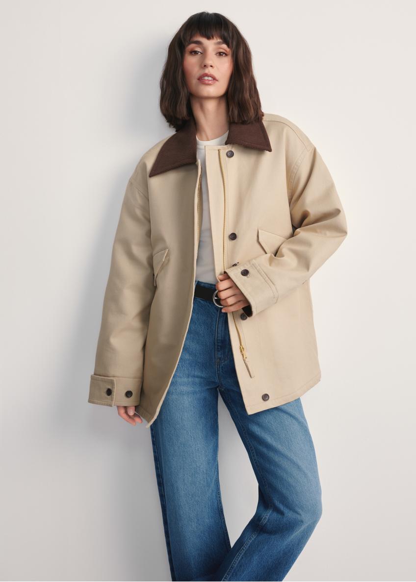 Бежева жіноча куртка оверсайз KURDT-0615-81(Z25), вигляд виробу спереду на моделі. Видно половину силуету.