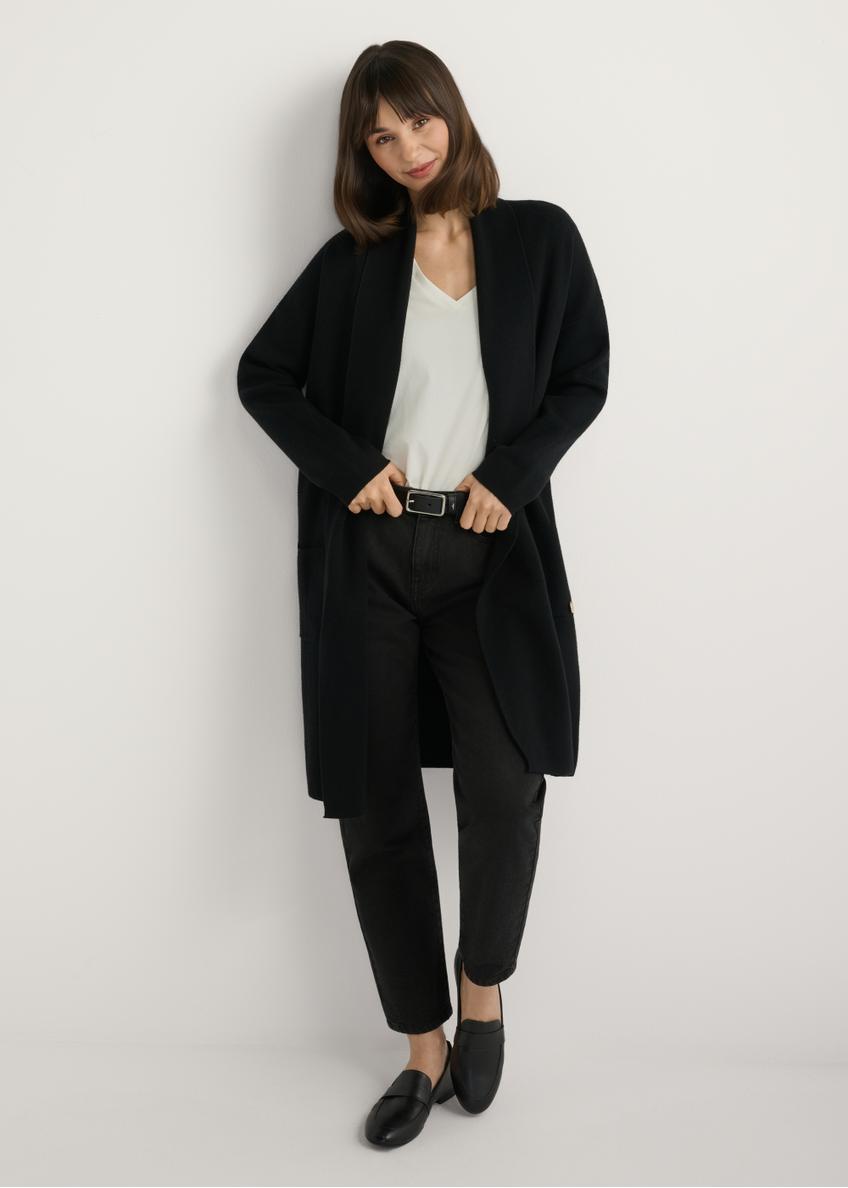Чорний жіночий базовий кардиган KARDT-0041-99(W25), вигляд виробу спереду на моделі. Видно все тіло.