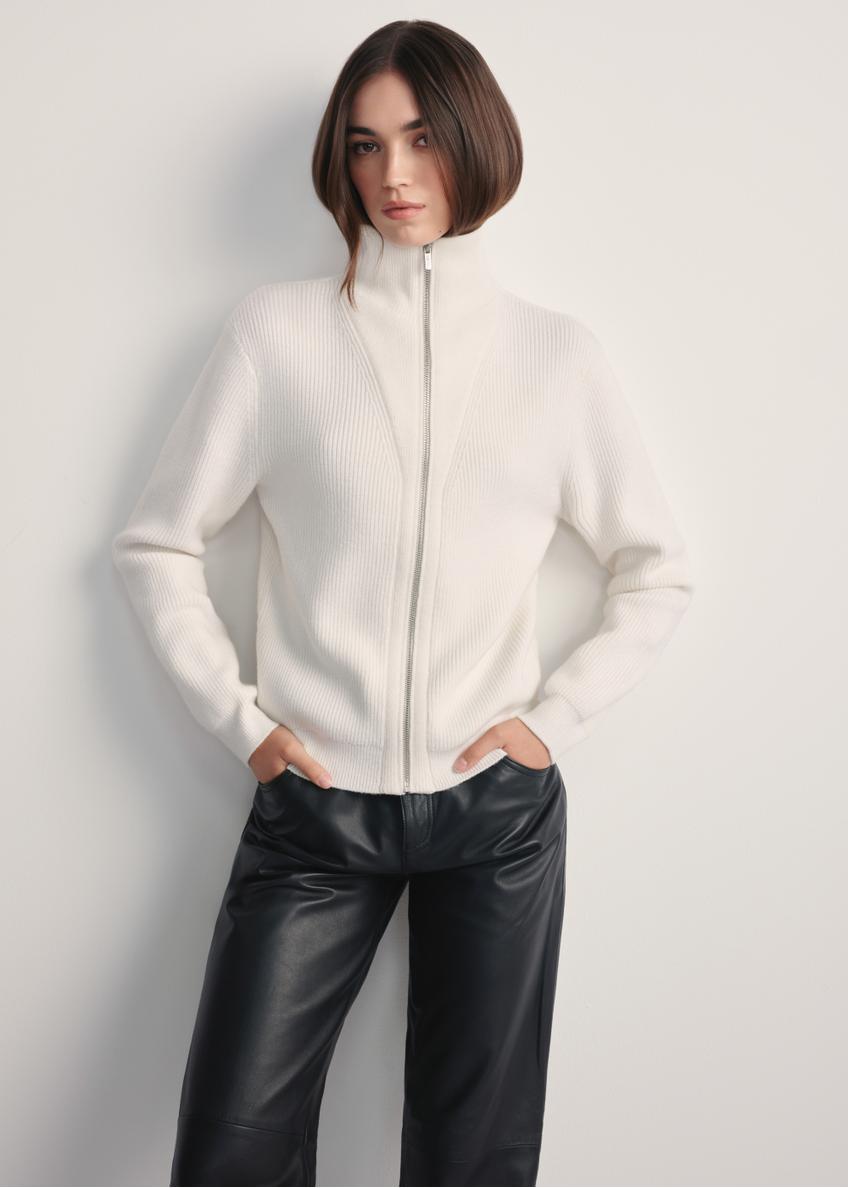 Кремовий жіночий светр на блискавці SWEDT-0247-12(Z25), вигляд виробу спереду на моделі. Видно половину силуету.