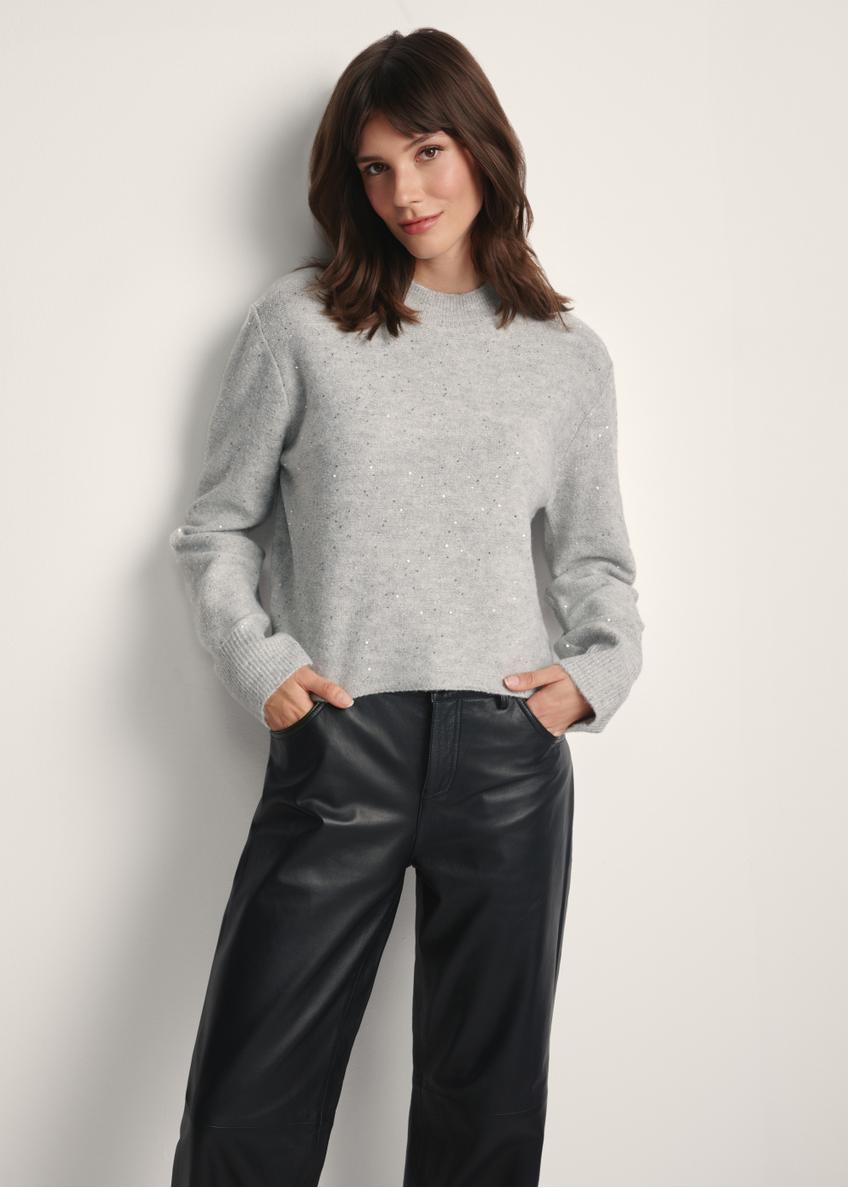 Жіночий сірий светр з блискітками SWEDT-0243-66(Z25), вигляд виробу спереду на моделі. Видно половину силуету.
