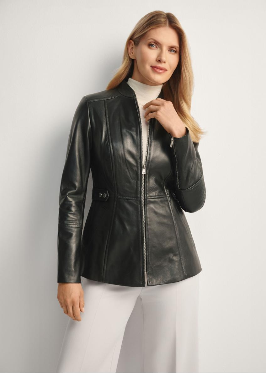 Жіноча приталена шкіряна куртка KURDS-0424-99(KS), вигляд виробу спереду на моделі. Видно половину силуету.