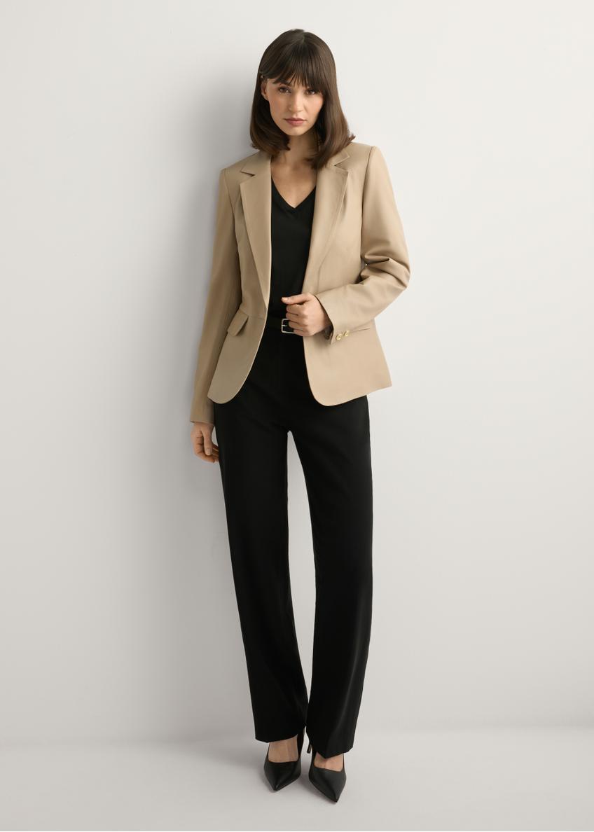 Бежева жіноча шкіряна куртка KURDS-0445-1B(W26), вигляд виробу спереду на моделі. Видно все тіло.