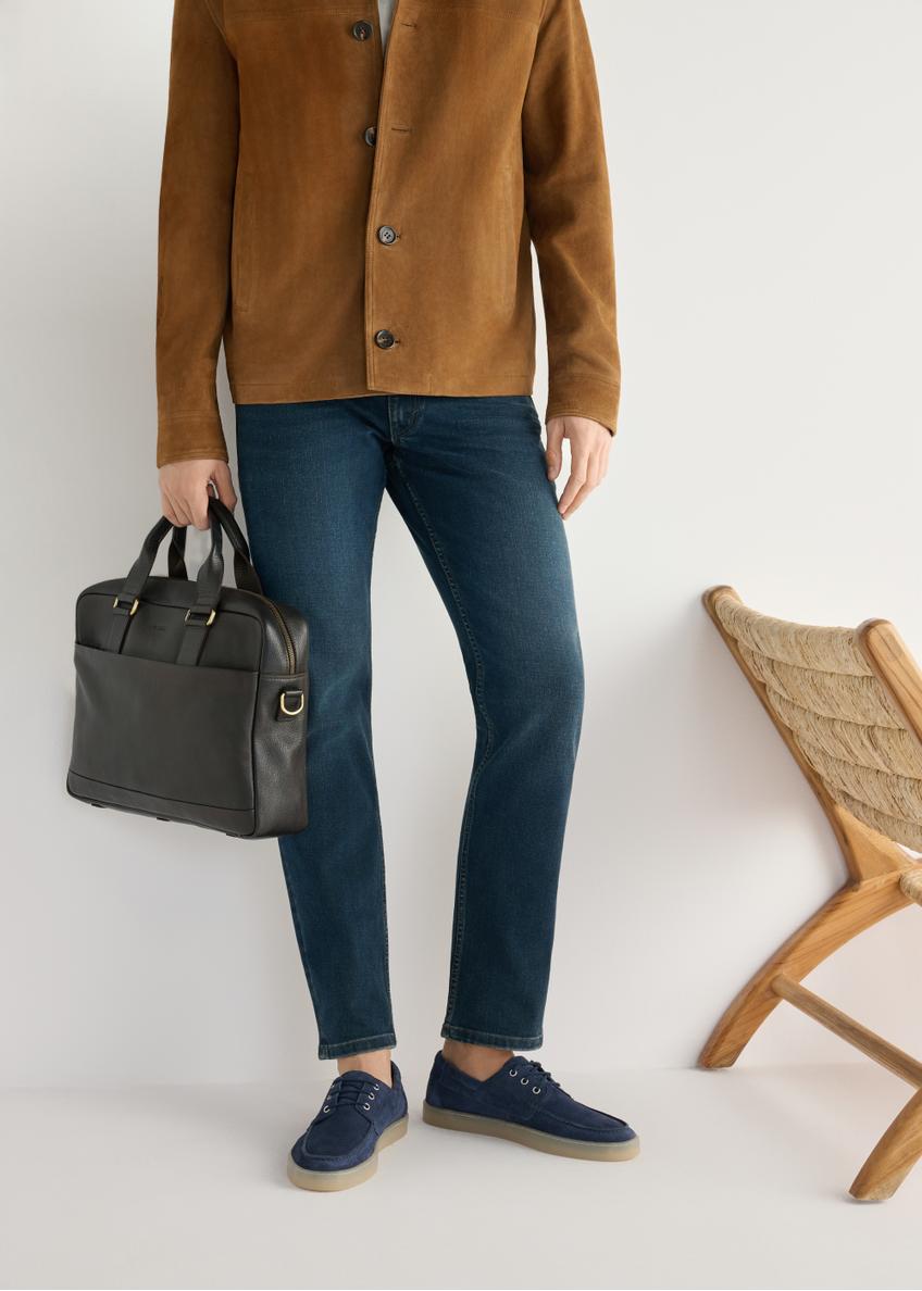 Темно-сині чоловічі шкіряні туфлі BUTYM-0533-7E(W26), вигляд виробу на ногах моделі, на світлому фоні.