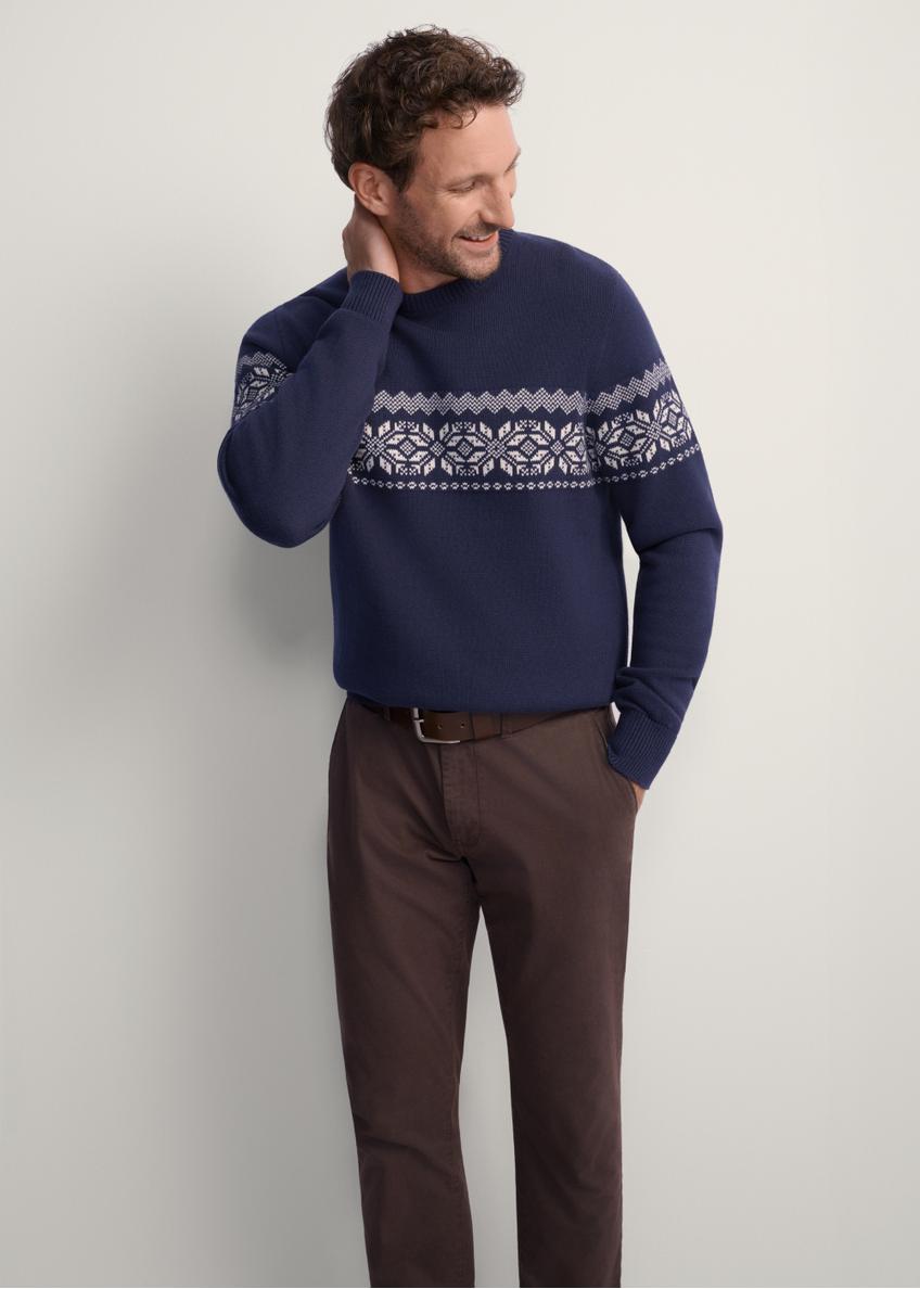 Темно-синій чоловічий светр SWEMT-0177-68(Z25), вигляд виробу спереду на моделі. Видно половину силуету.