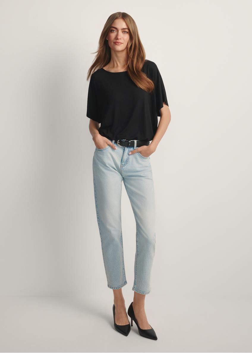 Жіночі світло-блакитні джинси JEADT-0011-7A(W26), вигляд виробу спереду на моделі. Видно все тіло.